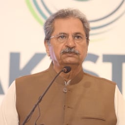 حکومت  کا کورونا میں تیزی کے باوجود تعلیمی ادارے بند نہ کرنے کا فیصلہ